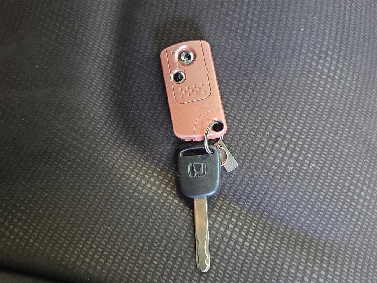 2013 Honda Fit Hybrid Hatchback CRUISE CONTROL + REVERSING CAMERA + HEATED SEATS