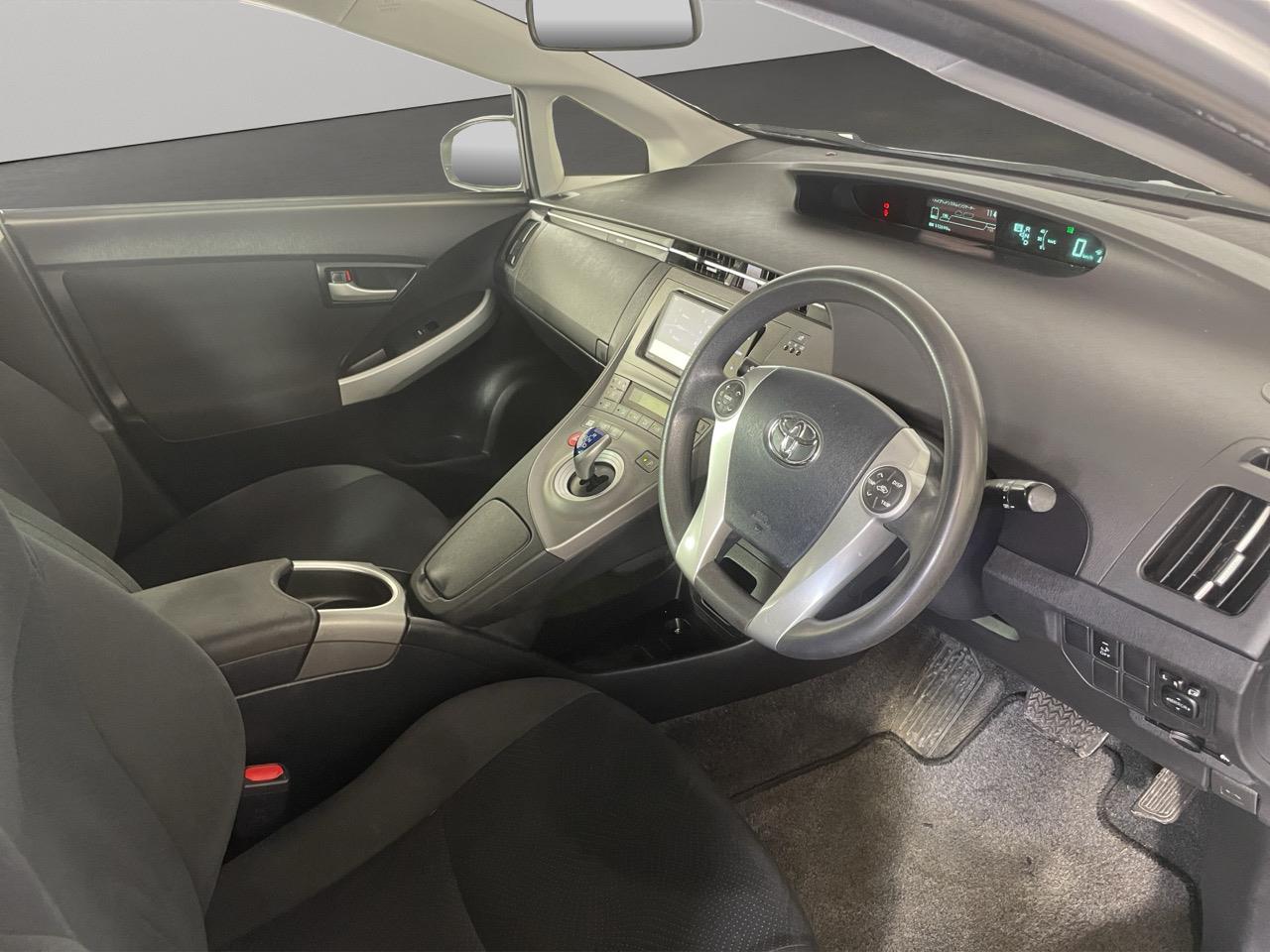 2015 Toyota Prius S Hatchback REVERSING CAMERA + AUTO LIGHTS + PUSH START