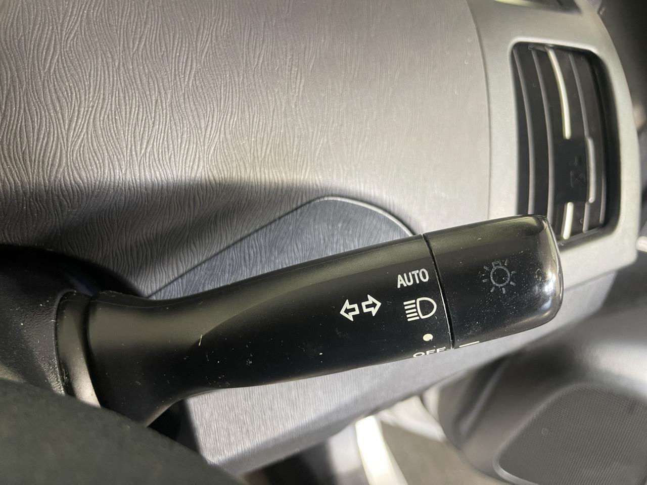 2015 Toyota Prius S Hatchback REVERSING CAMERA + AUTO LIGHTS + PUSH START