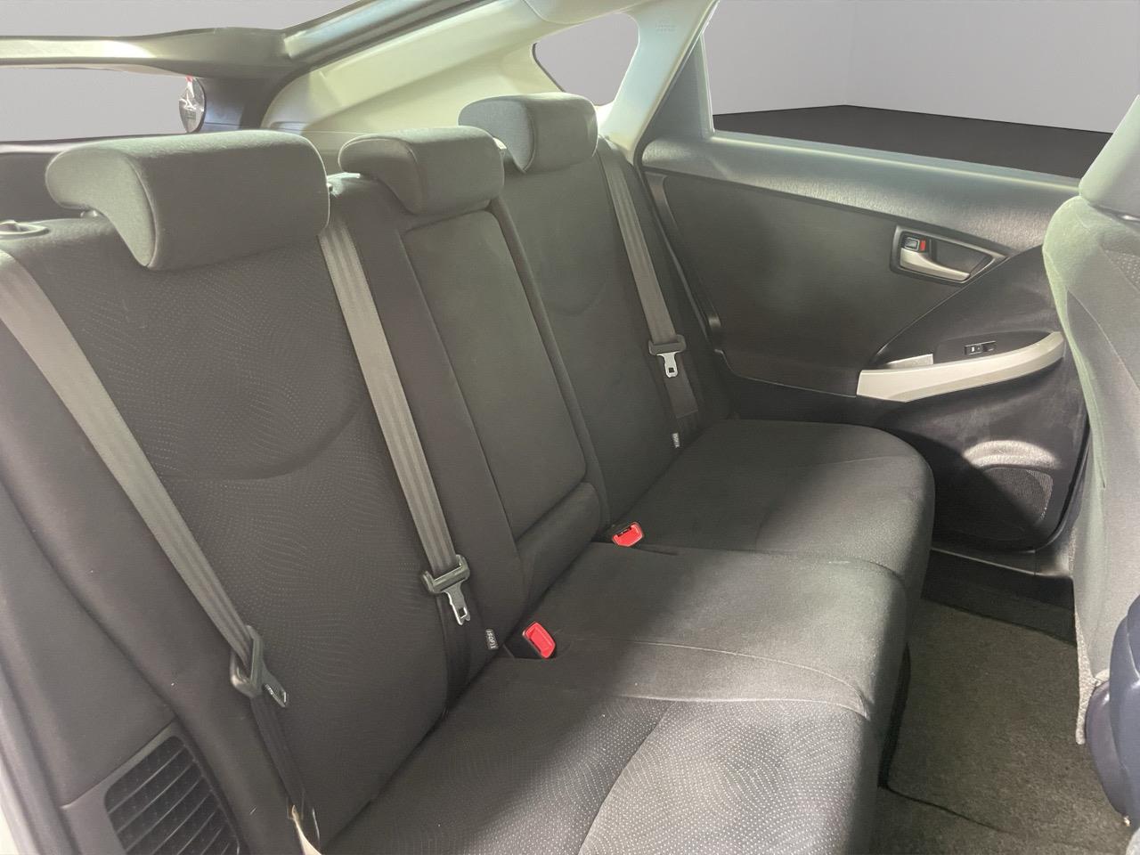 2015 Toyota Prius S Hatchback REVERSING CAMERA + AUTO LIGHTS + PUSH START