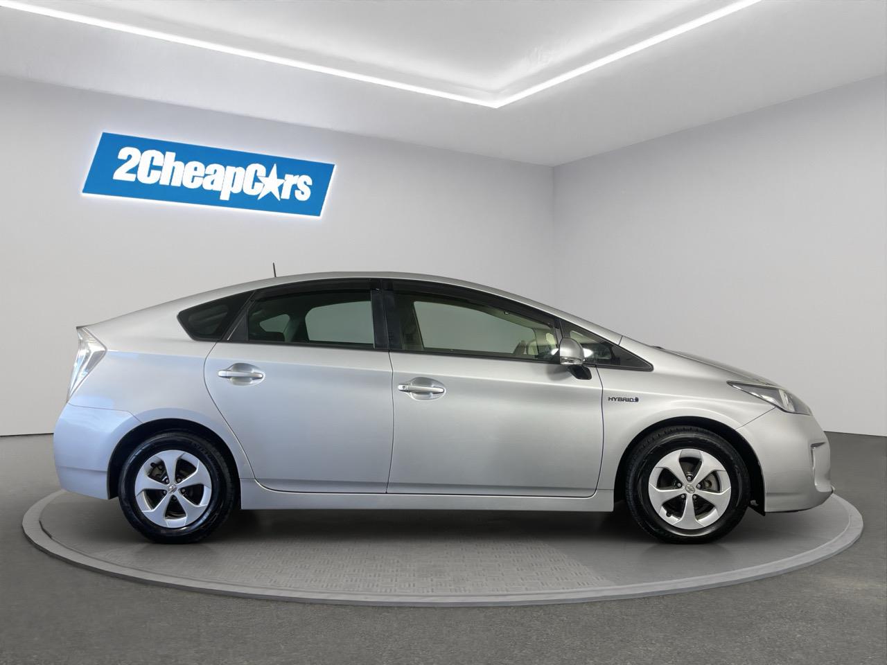 2015 Toyota Prius S Hatchback REVERSING CAMERA + AUTO LIGHTS + PUSH START