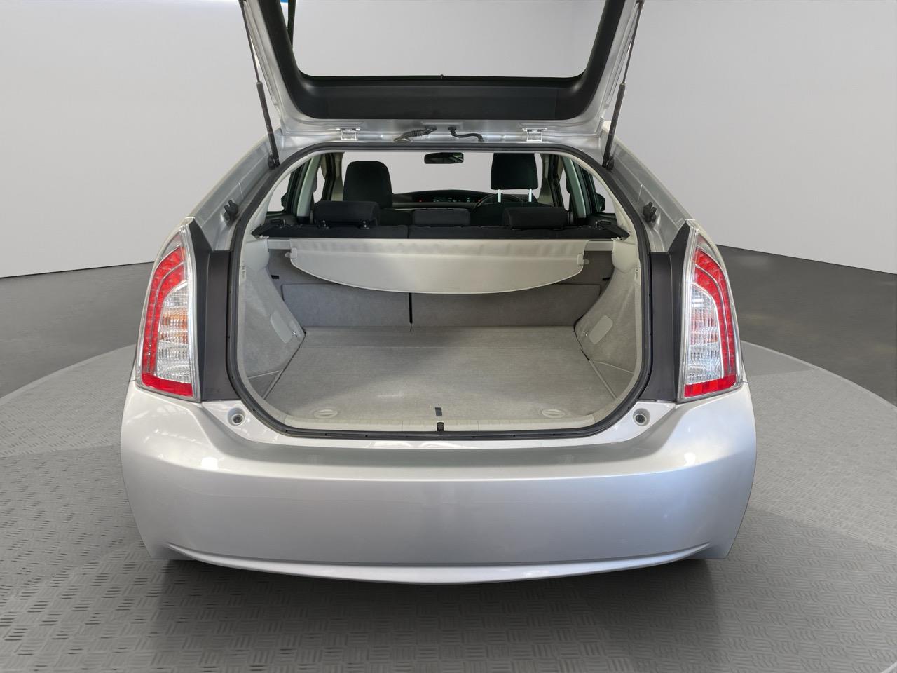 2015 Toyota Prius S Hatchback REVERSING CAMERA + AUTO LIGHTS + PUSH START