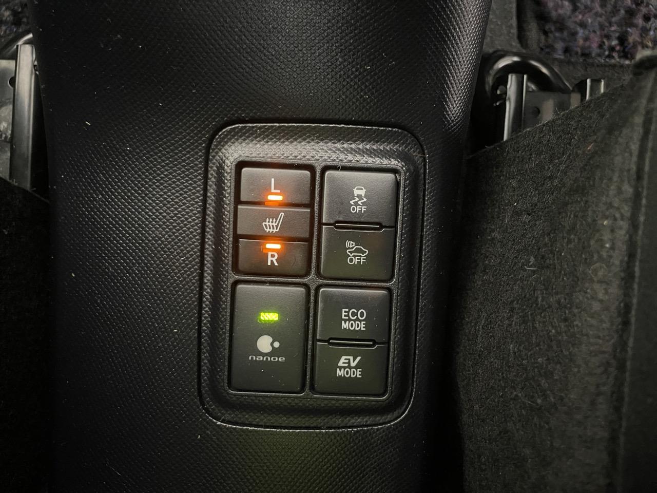 2016 Toyota Aqua Facelift Model S Hatchback REVERSING CAMERA + AUTO LIGHTS + PUSH BUTTON START