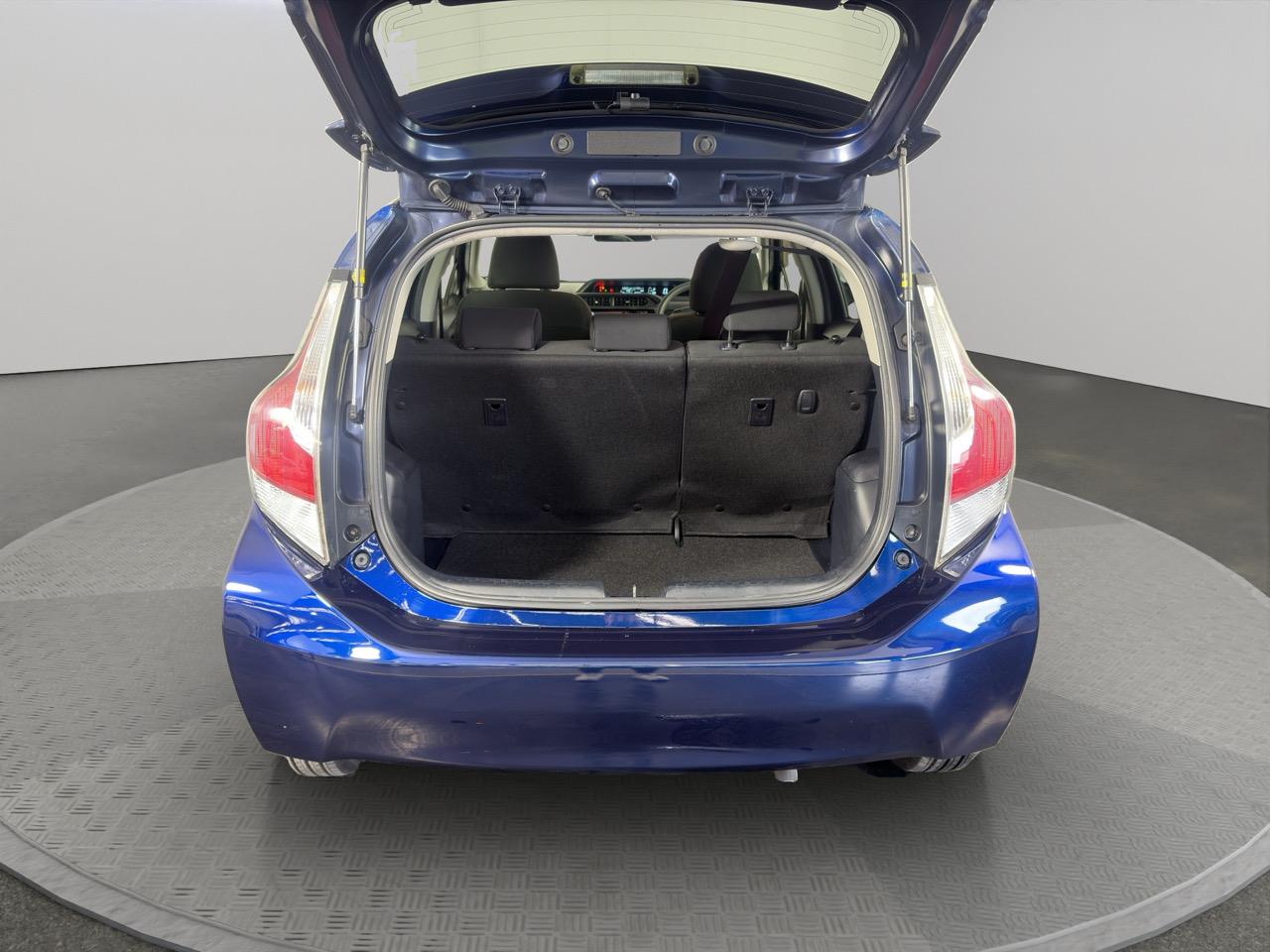 2016 Toyota Aqua Facelift Model S  REVESING CAMERA + PUSH SRART + AUTO LIGHTS