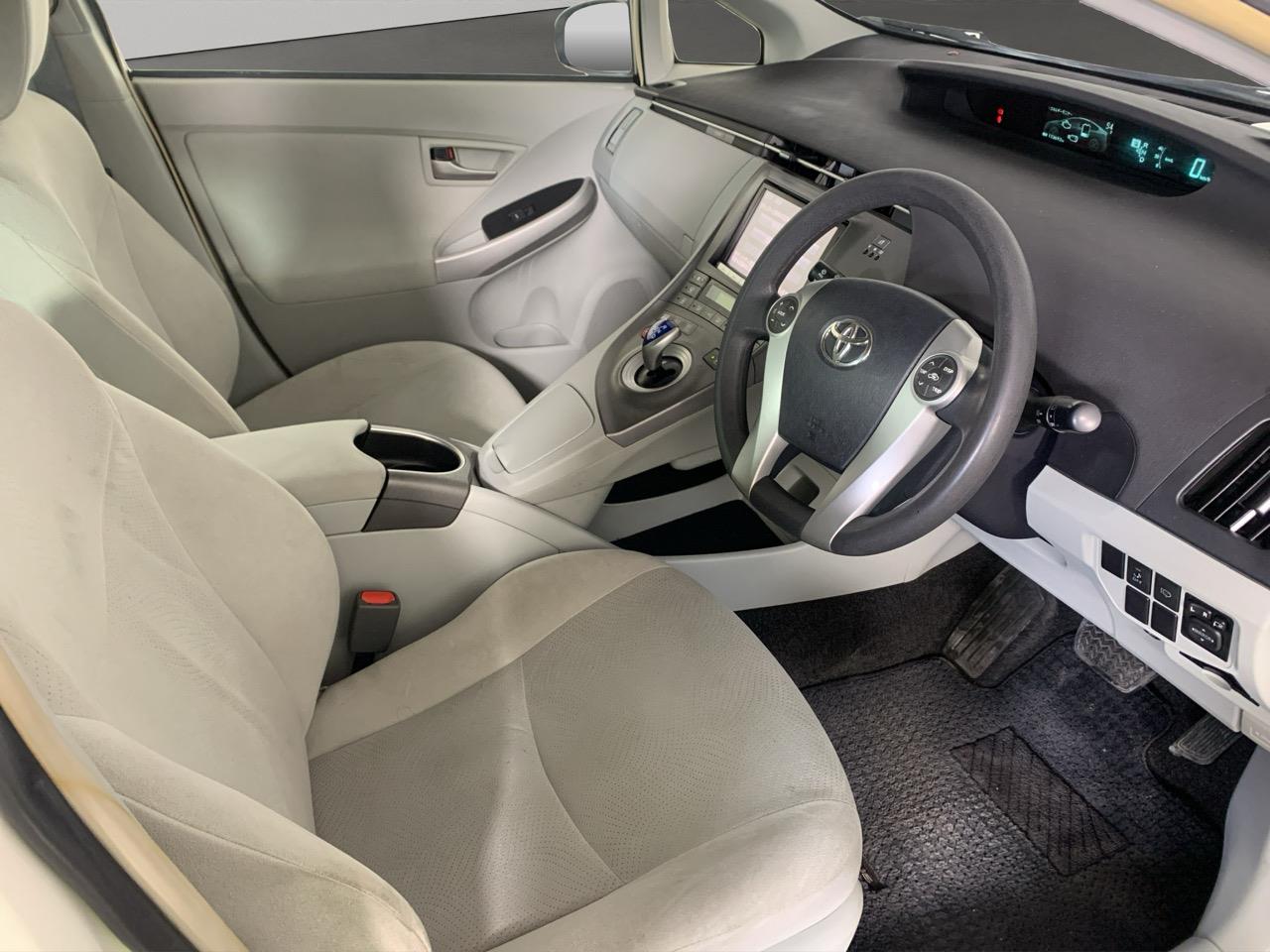 2015 Toyota Prius S Touring Selection Hatchback REVERSING CAMERA + AUTO LIGHTS + PUSH BUTTON START