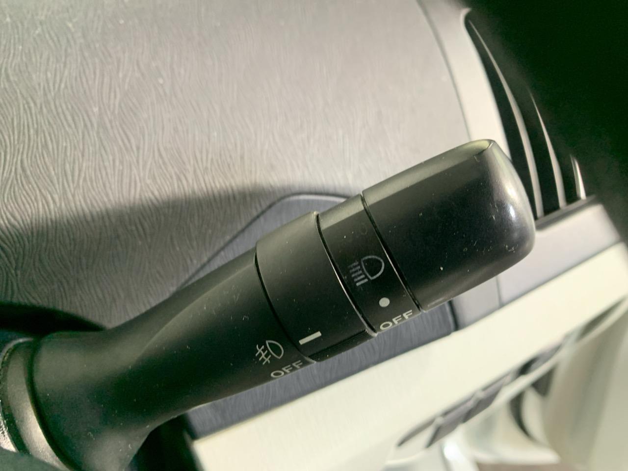 2015 Toyota Prius S Touring Selection Hatchback REVERSING CAMERA + AUTO LIGHTS + PUSH BUTTON START