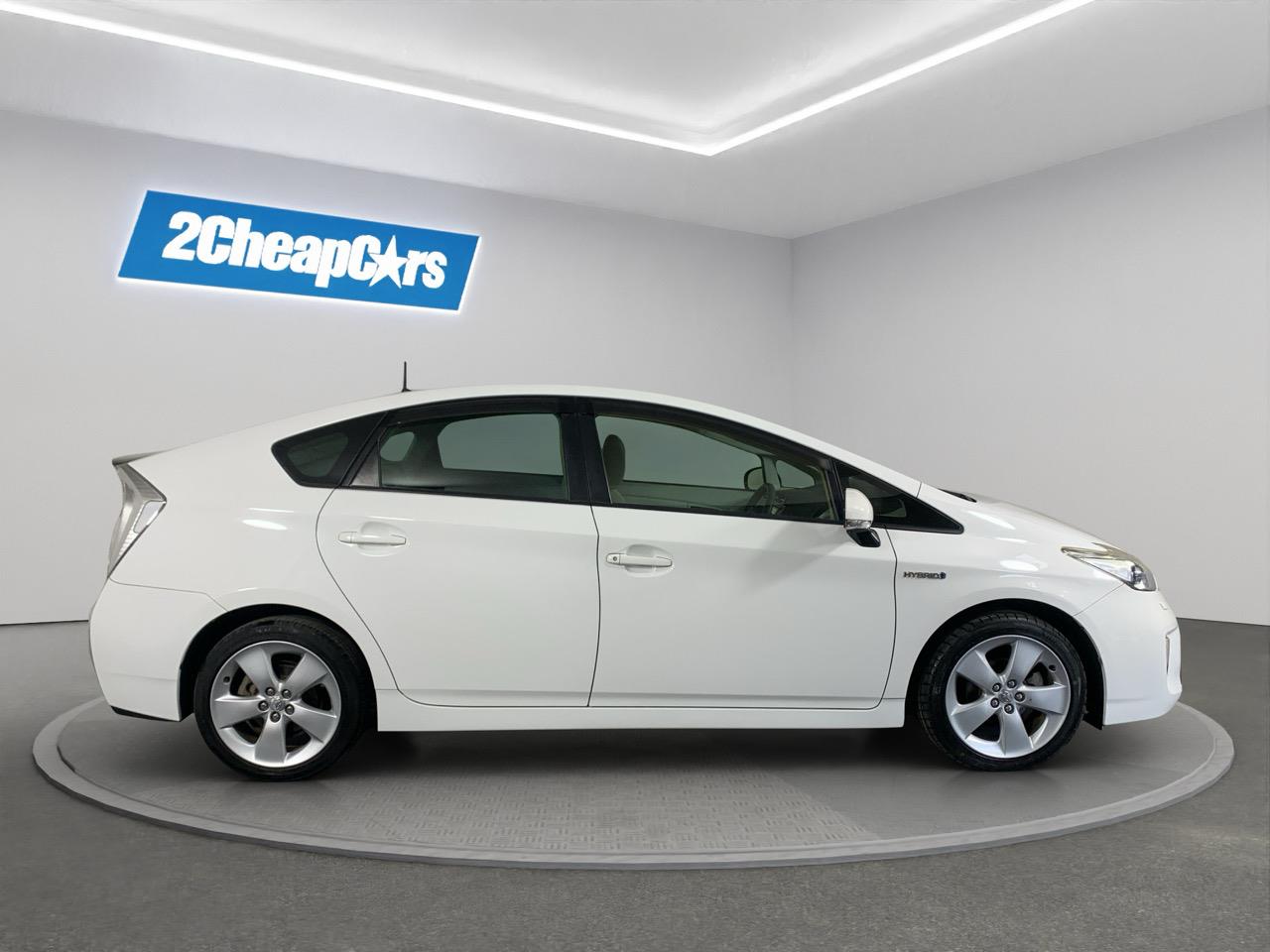 2015 Toyota Prius S Touring Selection Hatchback REVERSING CAMERA + AUTO LIGHTS + PUSH BUTTON START