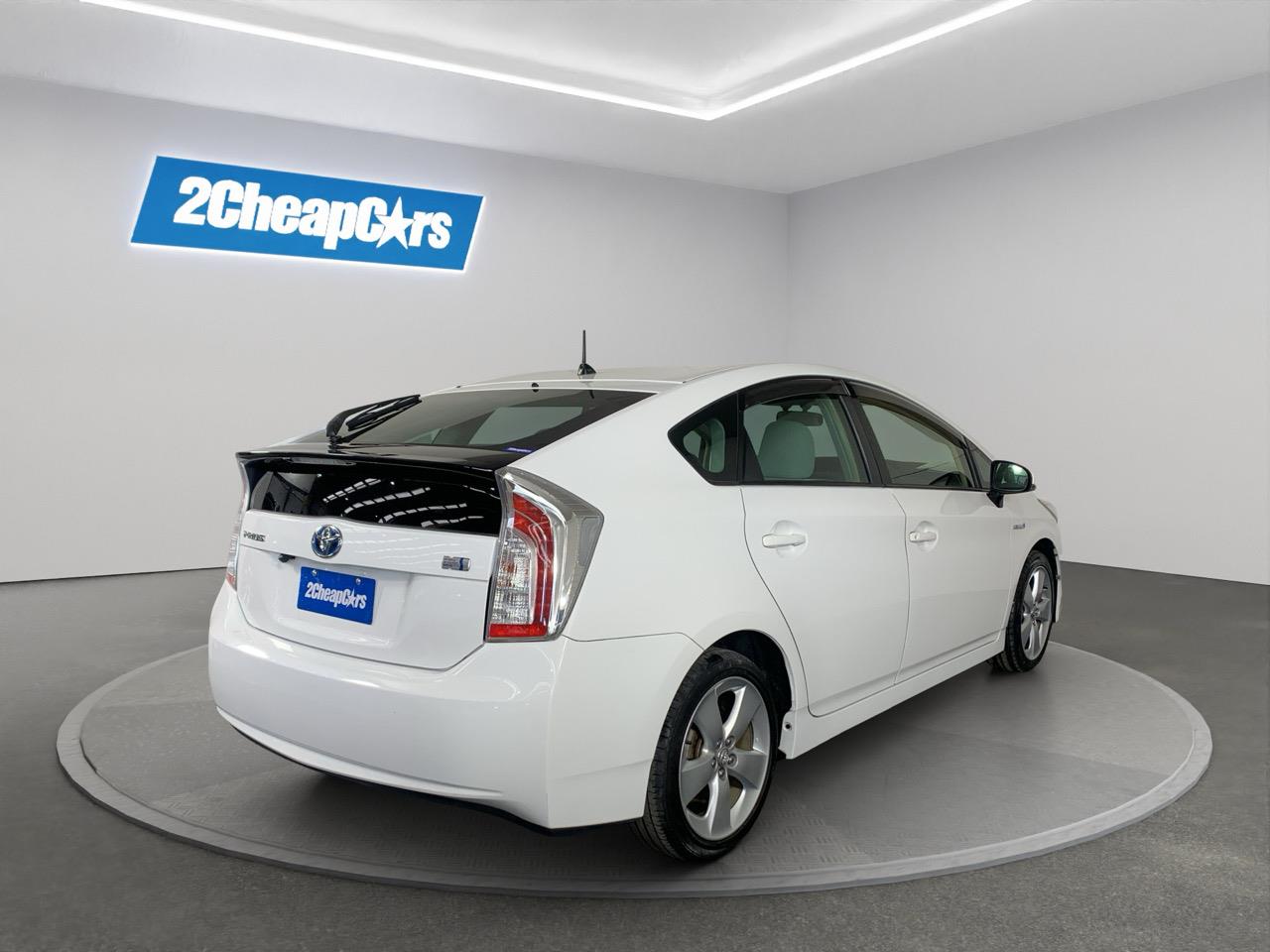 2015 Toyota Prius S Touring Selection Hatchback REVERSING CAMERA + AUTO LIGHTS + PUSH BUTTON START