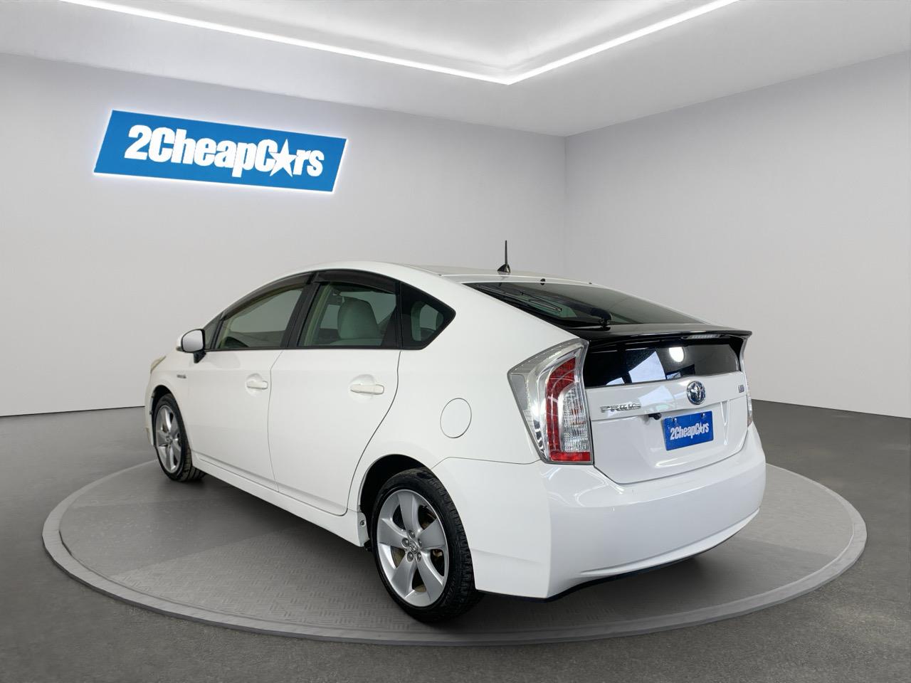 2015 Toyota Prius S Touring Selection Hatchback REVERSING CAMERA + AUTO LIGHTS + PUSH BUTTON START