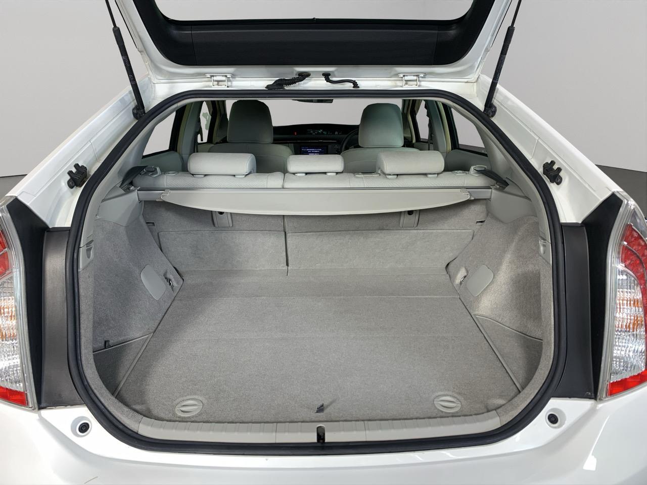 2015 Toyota Prius S Touring Selection Hatchback REVERSING CAMERA + AUTO LIGHTS + PUSH BUTTON START