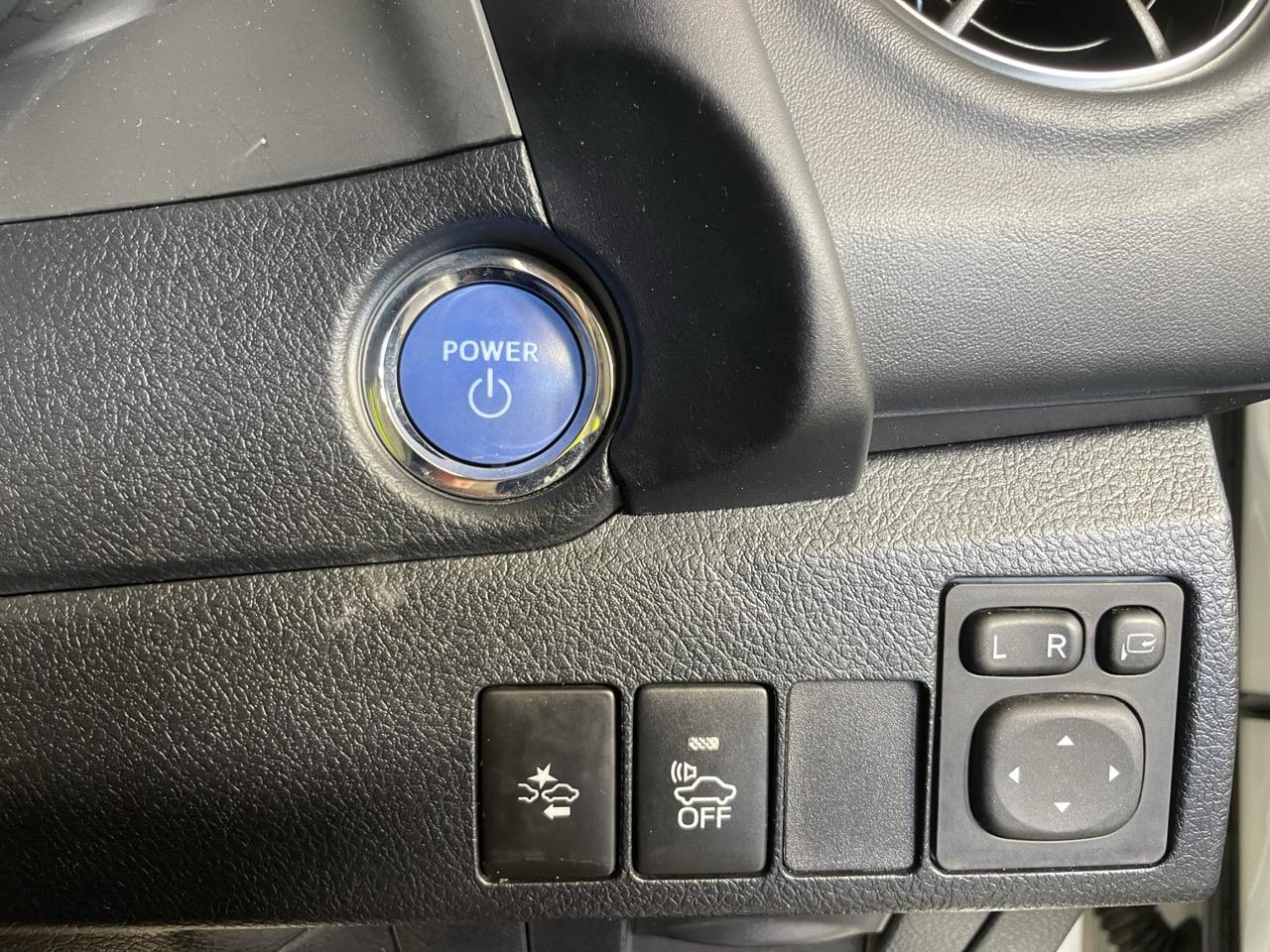 2017 Toyota Auris Corolla Hybrid G Hatchback LOW KM + AUTO LIGHTS + PUSH START