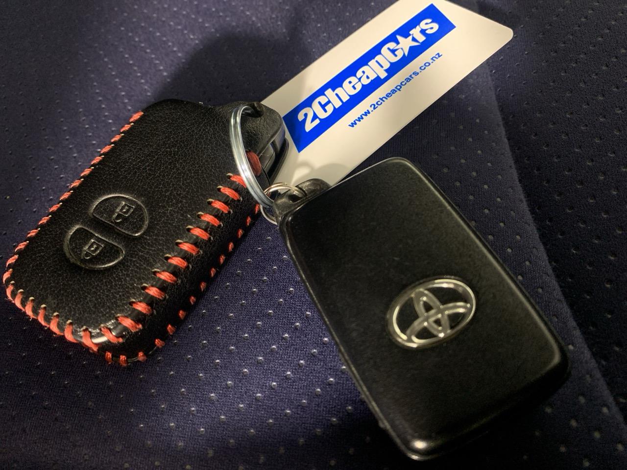 2014 Toyota Prius S Hatchback PUSH BUTTON START + AUTO LIGHTS