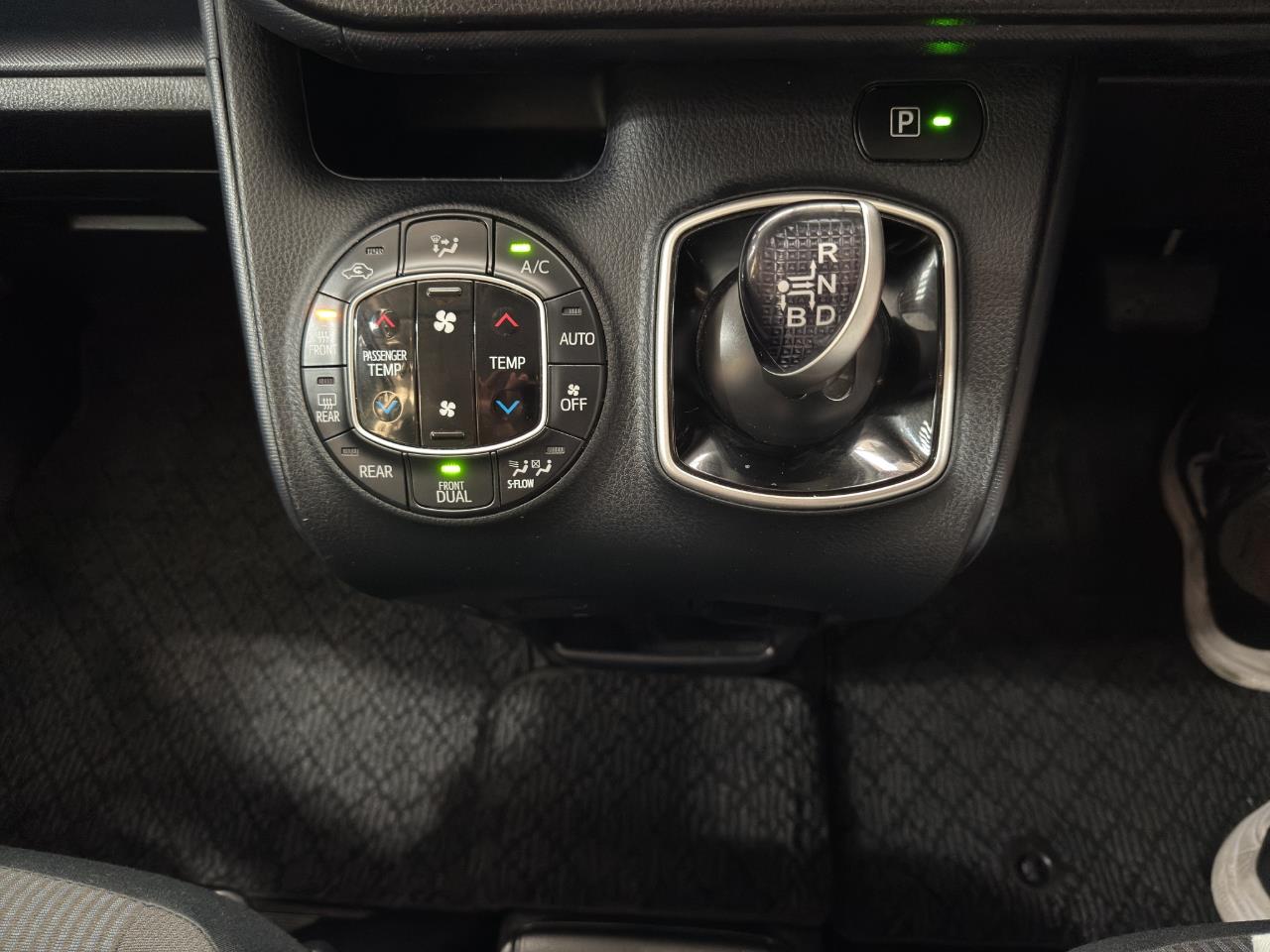 2014 Toyota Noah Hybrid X People Mover POWER SLIDING DOOR + SMART KEY