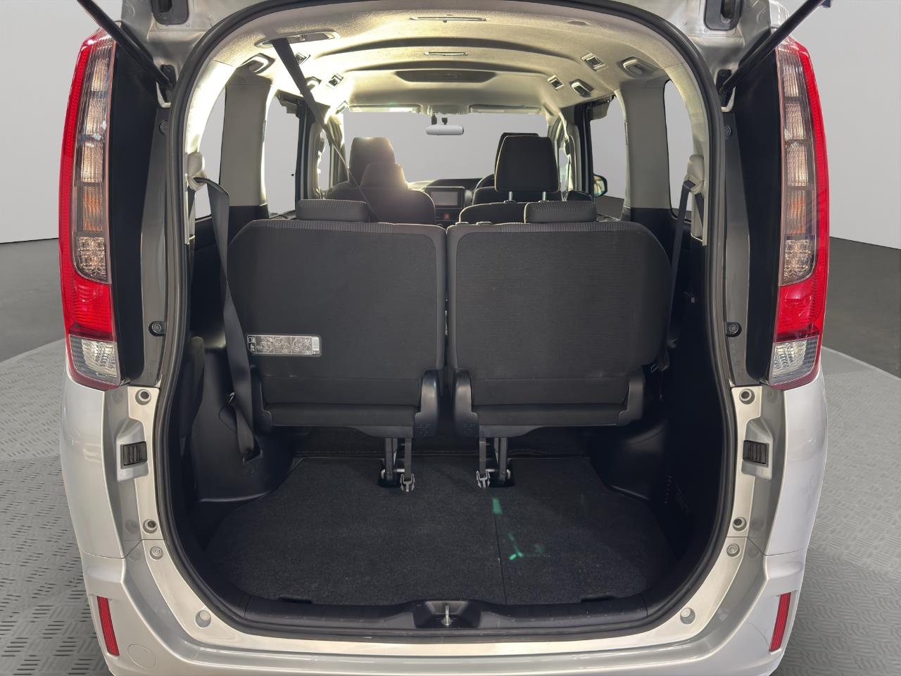 2014 Toyota Noah Hybrid X People Mover POWER SLIDING DOOR + SMART KEY