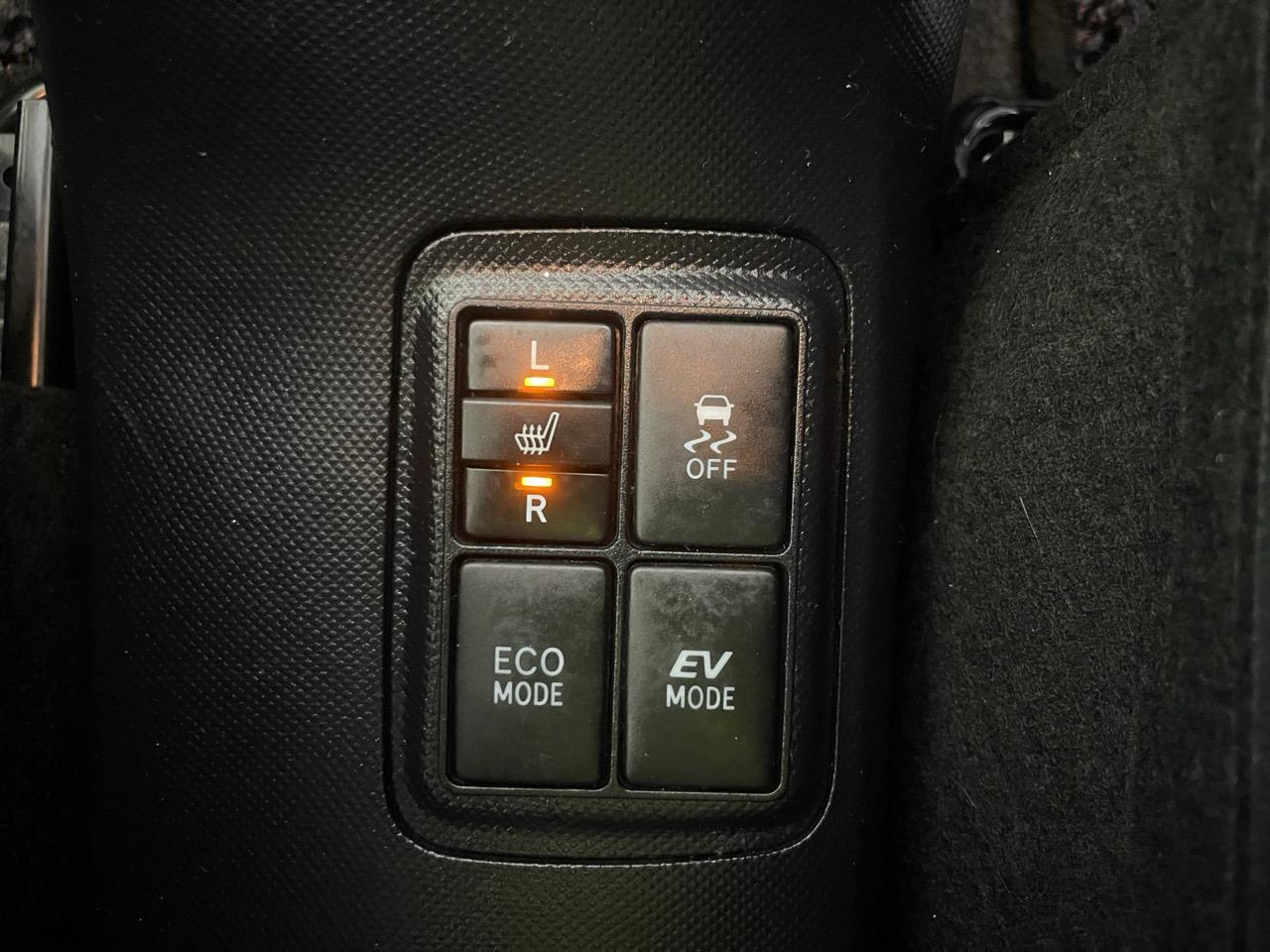 2015 Toyota Aqua Facelift Model S Hatchback REVERSING CAMERA + HEATED SEATS + PUSH START