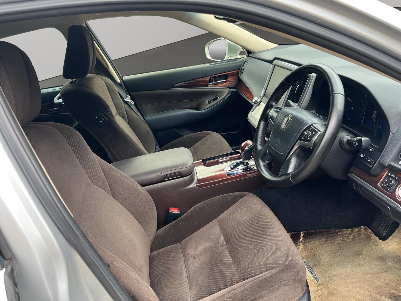 2013 Toyota Crown Hybrid Royal Saloon Sedan HYBRID LUXURY SEDAN + CRUISE CONTROL 