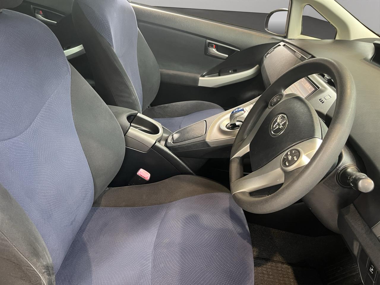 2013 Toyota Prius S Hatchback PUSH BUTTON START + REVERSING CAMERA + AUTO LIGHTS