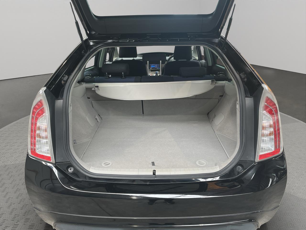 2013 Toyota Prius S Hatchback PUSH BUTTON START + REVERSING CAMERA + AUTO LIGHTS