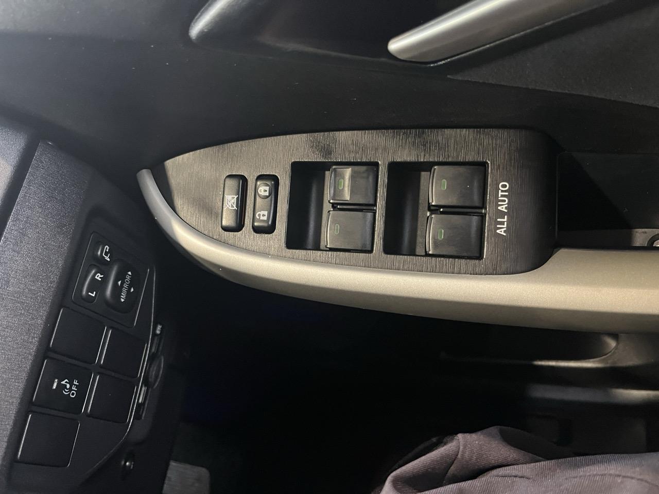 2013 Toyota Prius S Hatchback PUSH BUTTON START + REVERSING CAMERA + AUTO LIGHTS