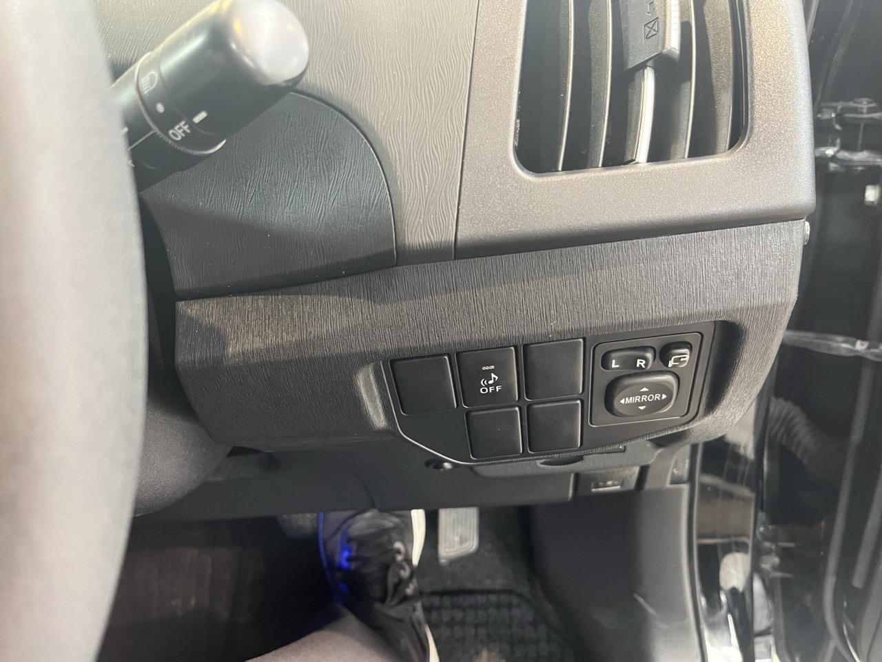 2013 Toyota Prius S Hatchback PUSH BUTTON START + REVERSING CAMERA + AUTO LIGHTS