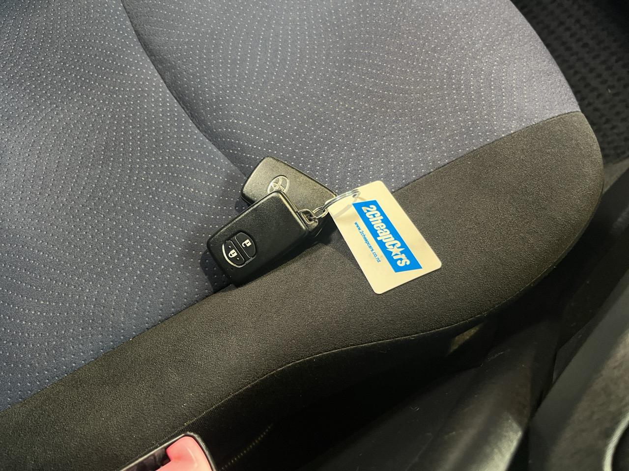 2013 Toyota Prius S Hatchback PUSH BUTTON START + REVERSING CAMERA + AUTO LIGHTS