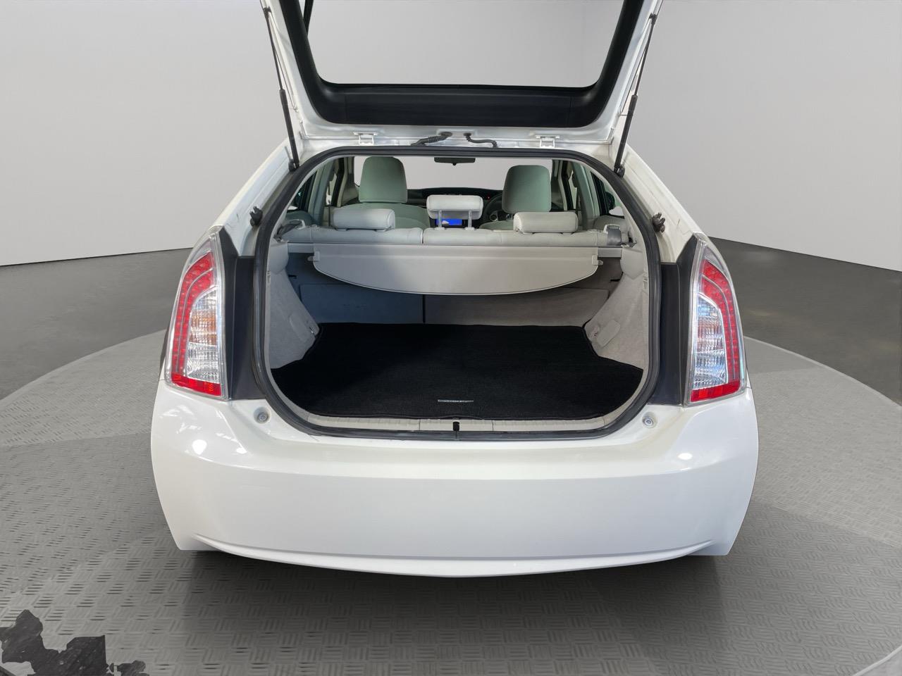 2012 Toyota Prius S Hatchback REVERSING CAMERA + AUTO LIGHTS + PUSH BUTOTN START