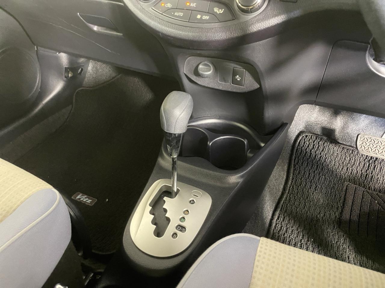 2016 Toyota Vitz Yaris F Hatchback LOW KMS + REVERSING CAMERA + AUTO LIGHTS