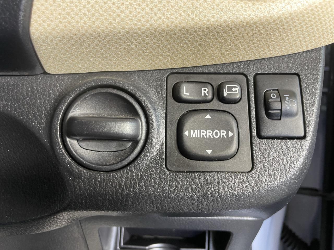 2016 Toyota Vitz Yaris F Hatchback LOW KMS + REVERSING CAMERA + AUTO LIGHTS