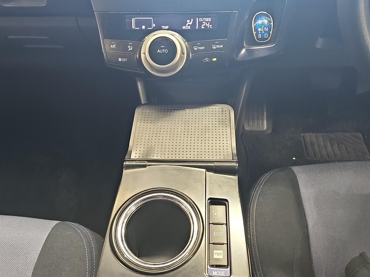 2015 Toyota Prius Alpha S Station Wagon SMART KEY + GREAT FUEL EFFICIENCY