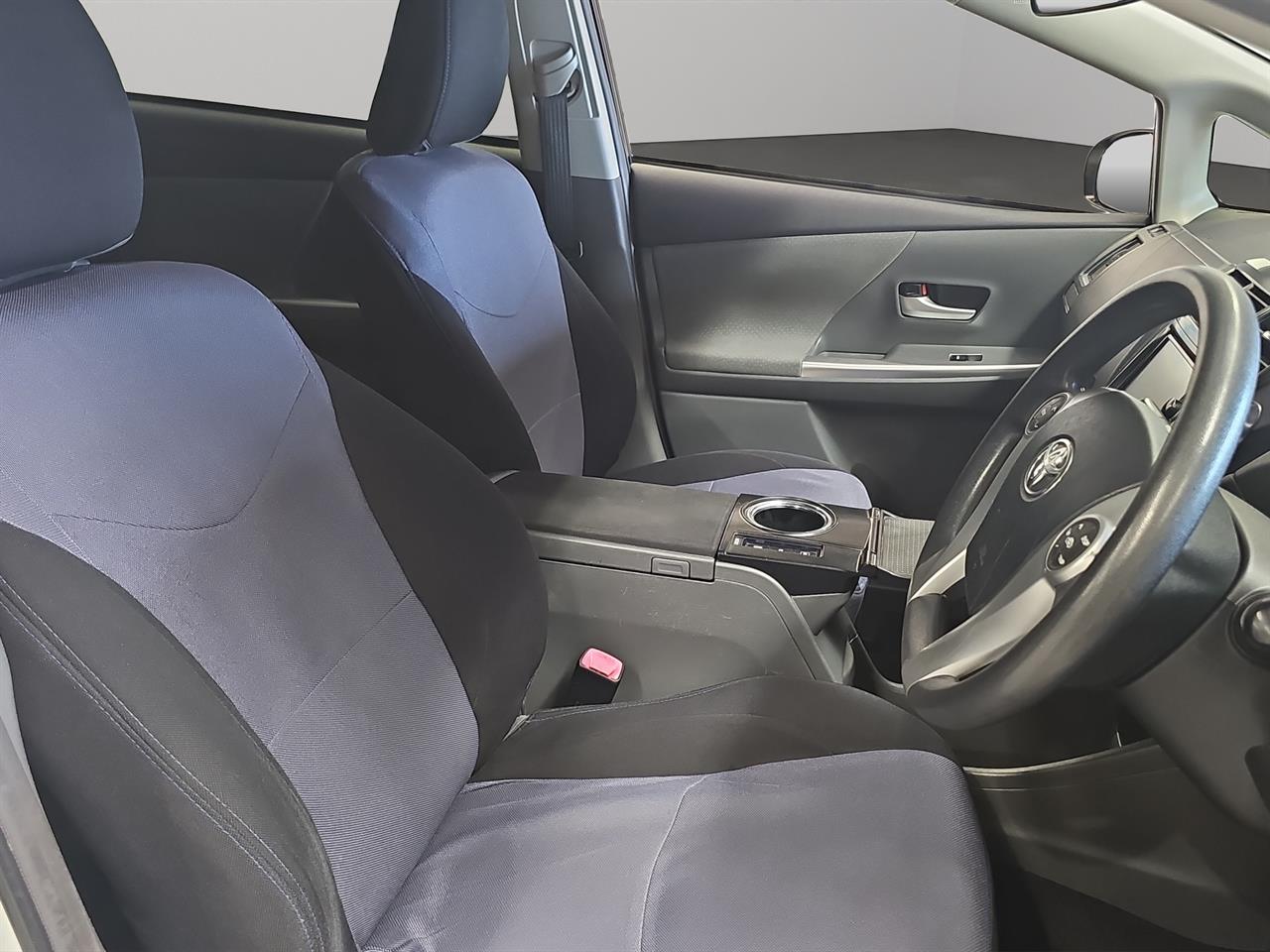 2015 Toyota Prius Alpha S Station Wagon SMART KEY + GREAT FUEL EFFICIENCY