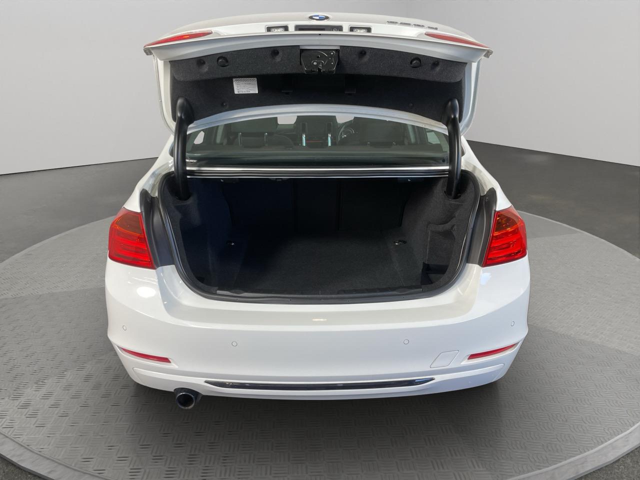 2015 BMW 320D BluePerformance Luxury Sedan REVERSING CAMERA + PARKING SENSOR + CRUISE CONTROL