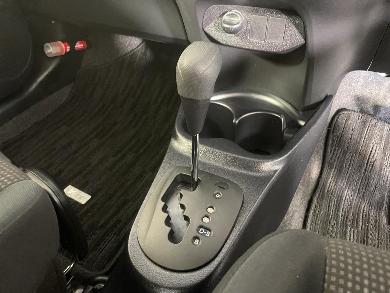 2014 Toyota Vitz F Hatchback LOW KM + REVERSING CAMERA + PUSH START