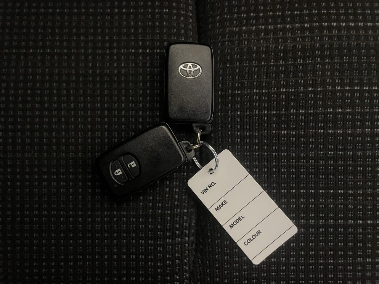 2014 Toyota Vitz F Hatchback LOW KM + REVERSING CAMERA + PUSH START