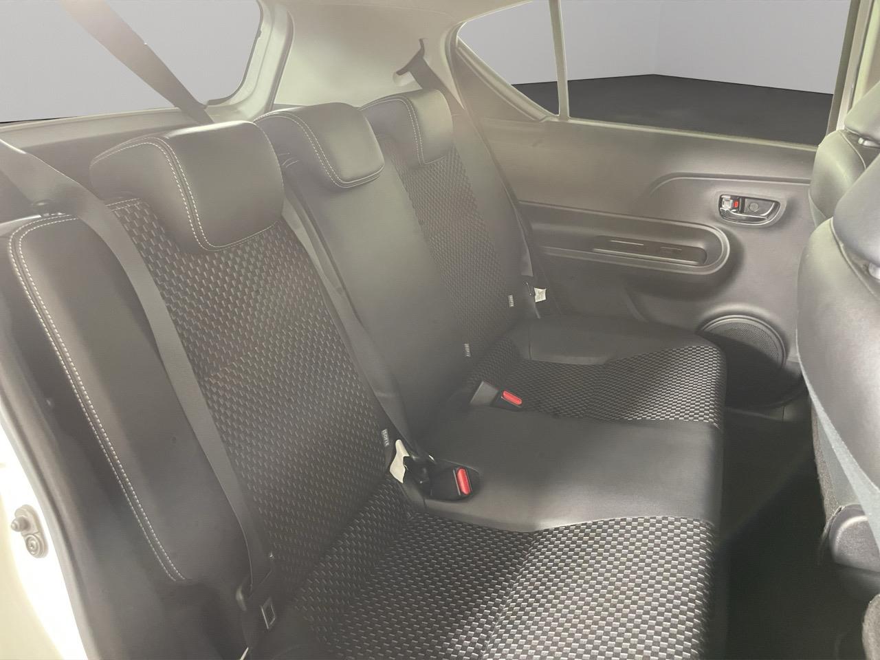 2015 Toyota Aqua X-URBAN Hatchback REVERSING CAMERA + AUTO LIGHTS + PUSH START