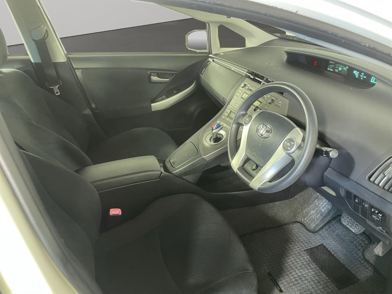 2013 Toyota Prius G Hatchback AUTO LIGHTS + PUSH START