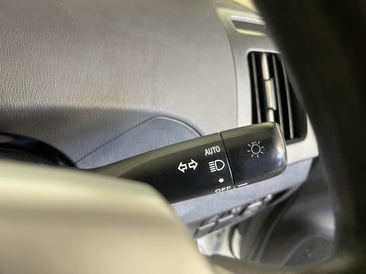 2013 Toyota Prius G Hatchback AUTO LIGHTS + PUSH START