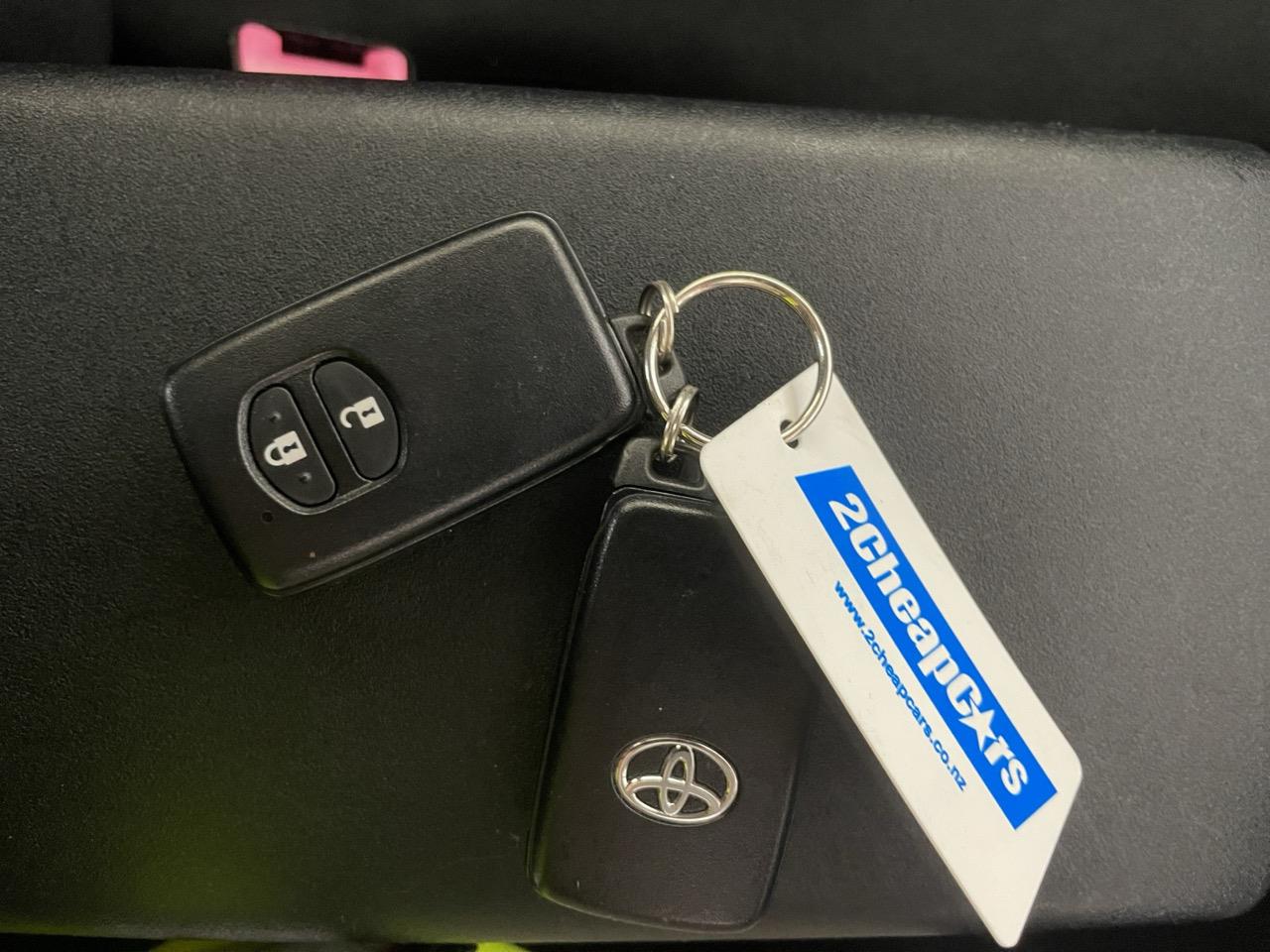 2013 Toyota Prius G Hatchback AUTO LIGHTS + PUSH START