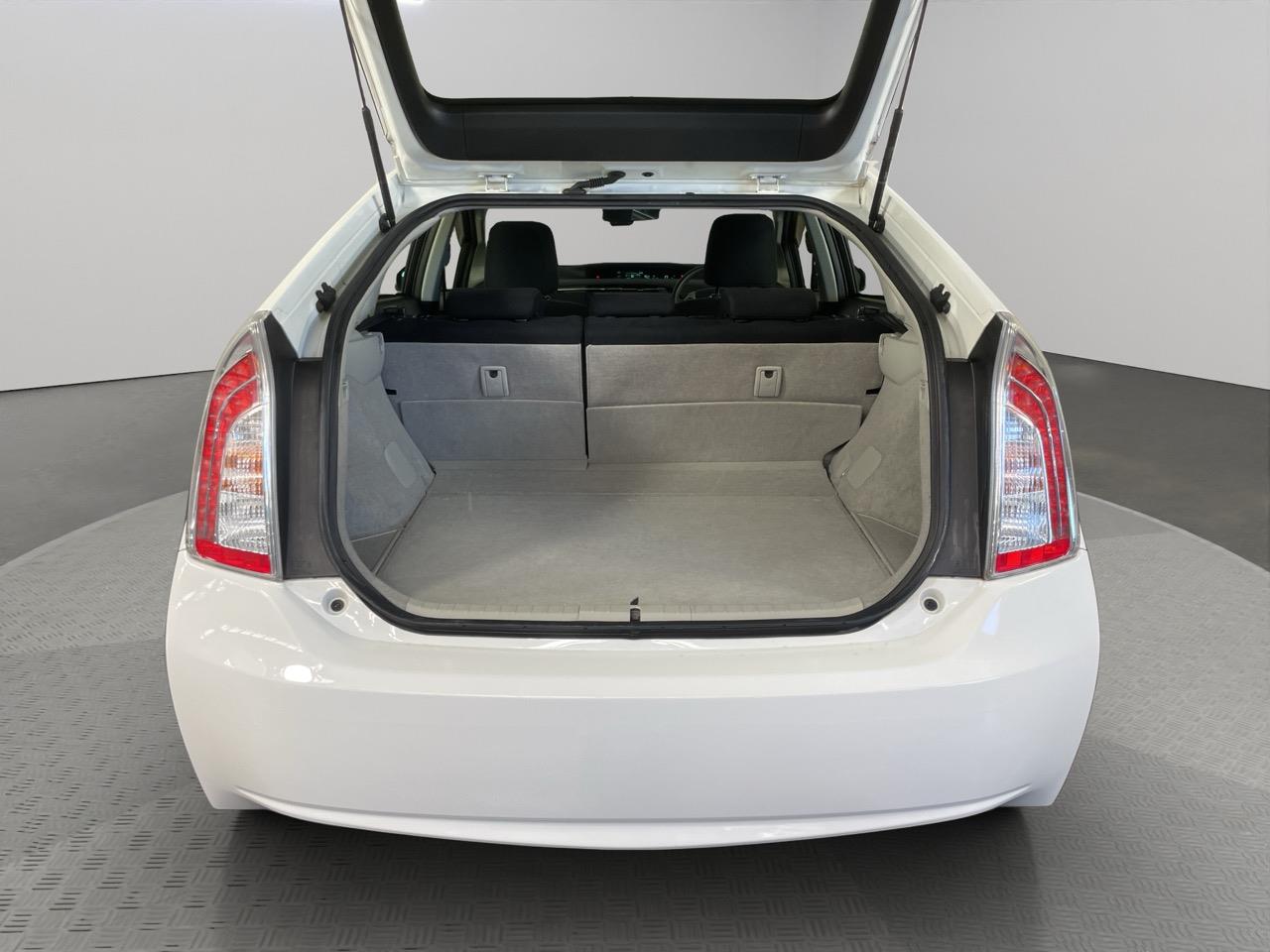 2013 Toyota Prius G Hatchback AUTO LIGHTS + PUSH START