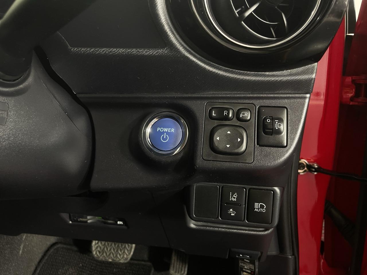 2016 Toyota Aqua X-URBAN Hatchback PUSH BUTTON START + AUTO LIGHTS + REVERSING CAMERA