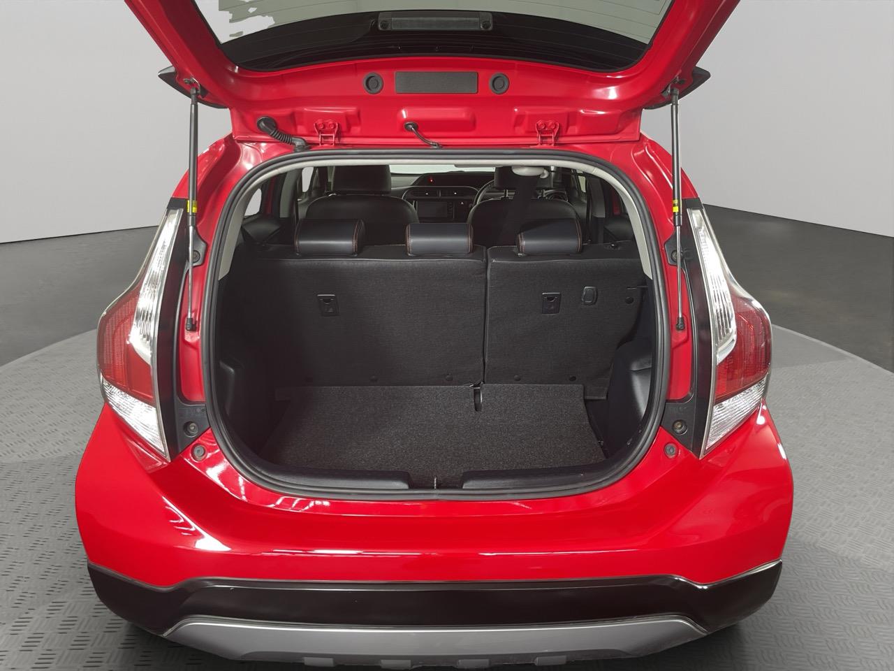 2016 Toyota Aqua X-URBAN Hatchback PUSH BUTTON START + AUTO LIGHTS + REVERSING CAMERA