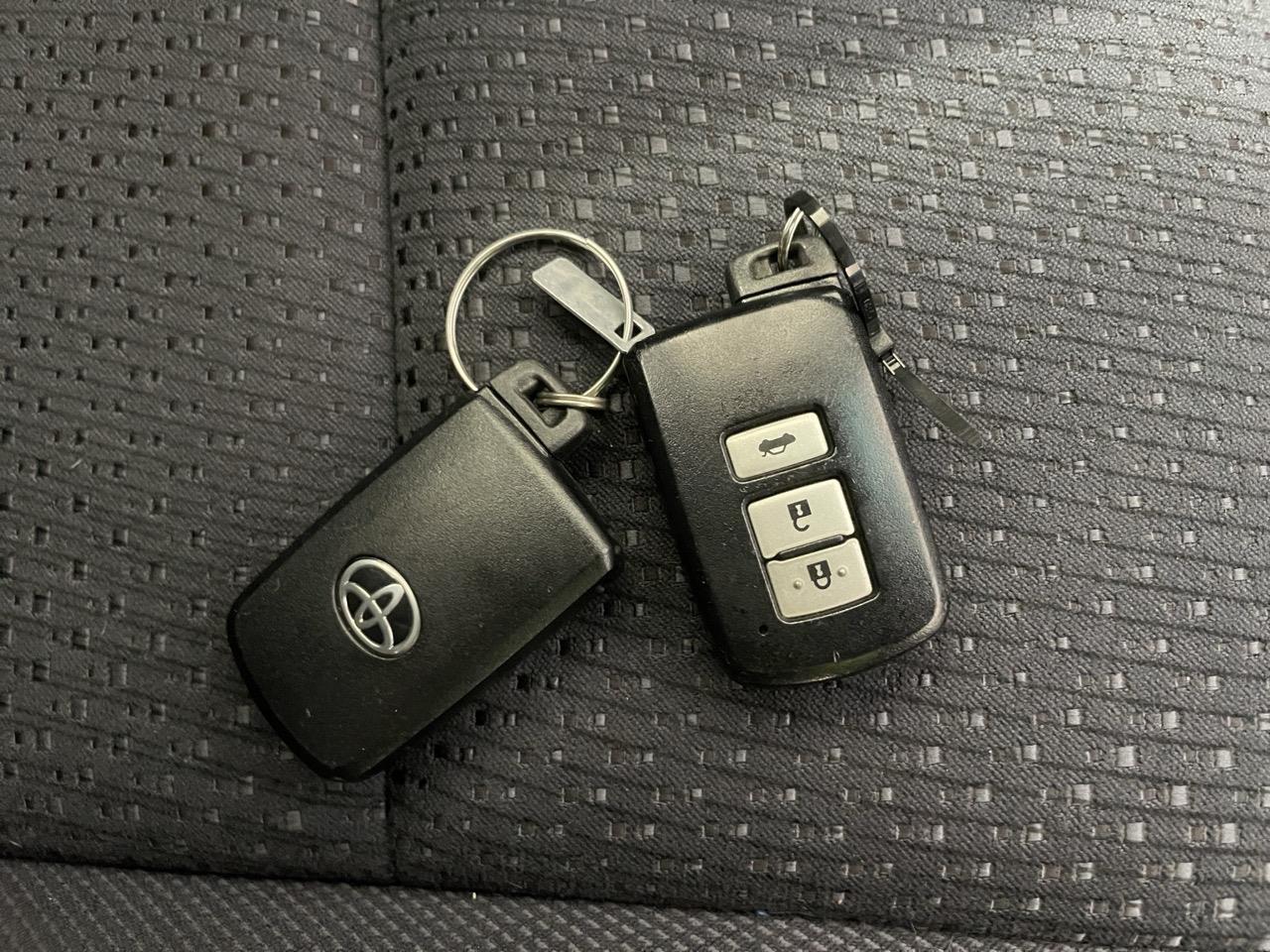 2012 Toyota Camry Hybrid G Package Sedan REVERSING CAMERA + AUTO LIGHTS + PUSH START