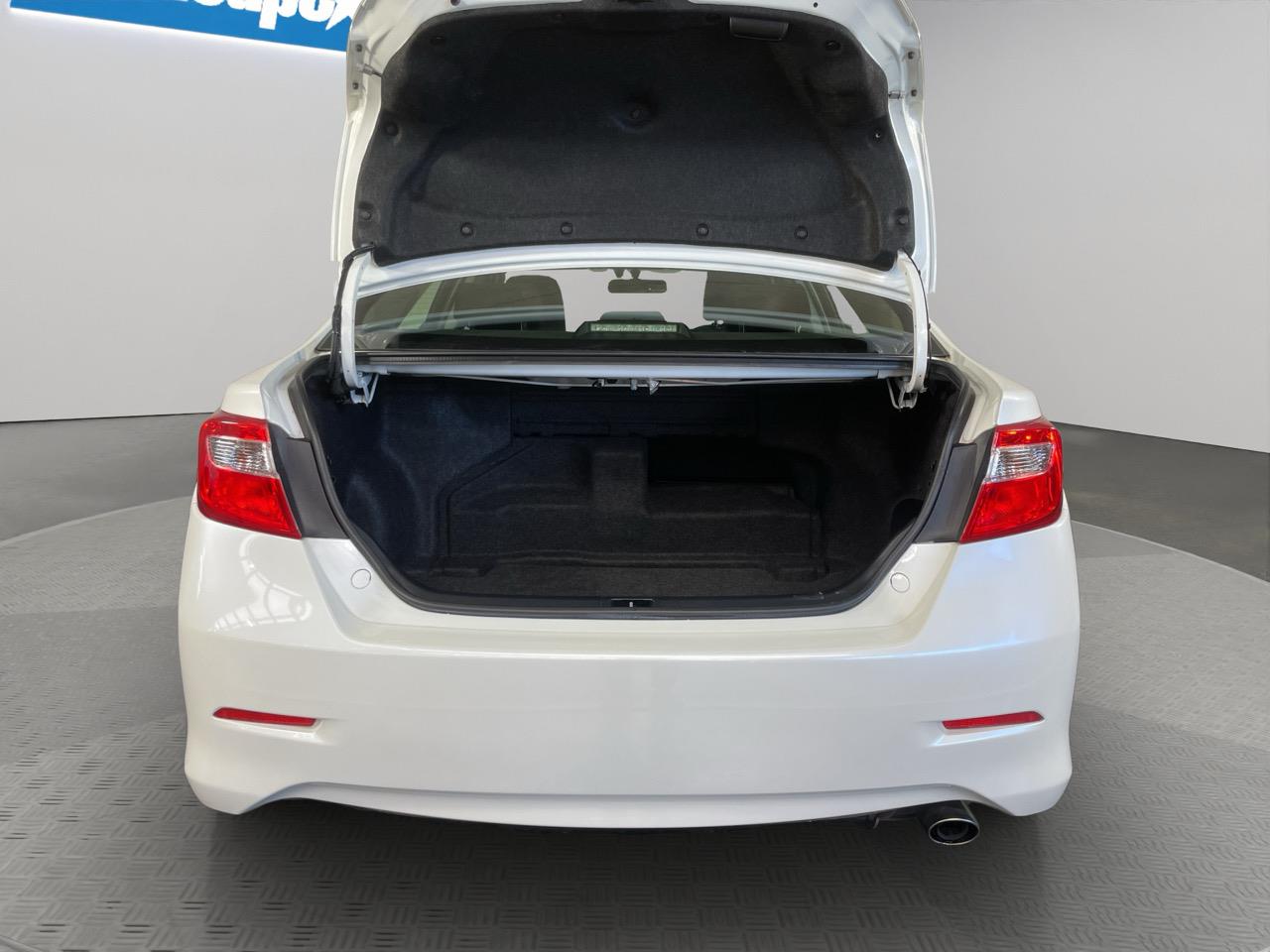 2012 Toyota Camry Hybrid G Package Sedan REVERSING CAMERA + AUTO LIGHTS + PUSH START