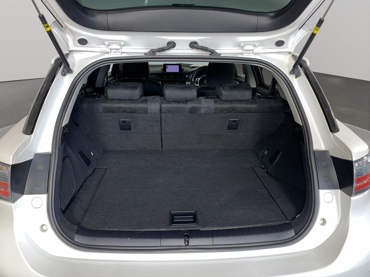 2013 Lexus CT200h Version C Hatchback CRUISE CONTROL + REVERSING CAMERA + AUTO LIGHTS