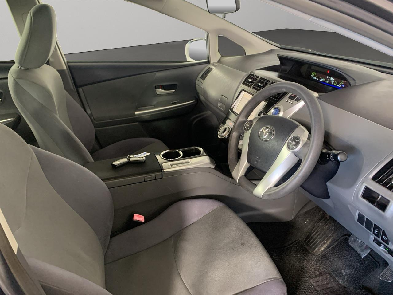 2013 Toyota Prius Alpha S 7 Seaters People Mover REVESING CAMERA + PUSH SRART + AUTO LIGHTS