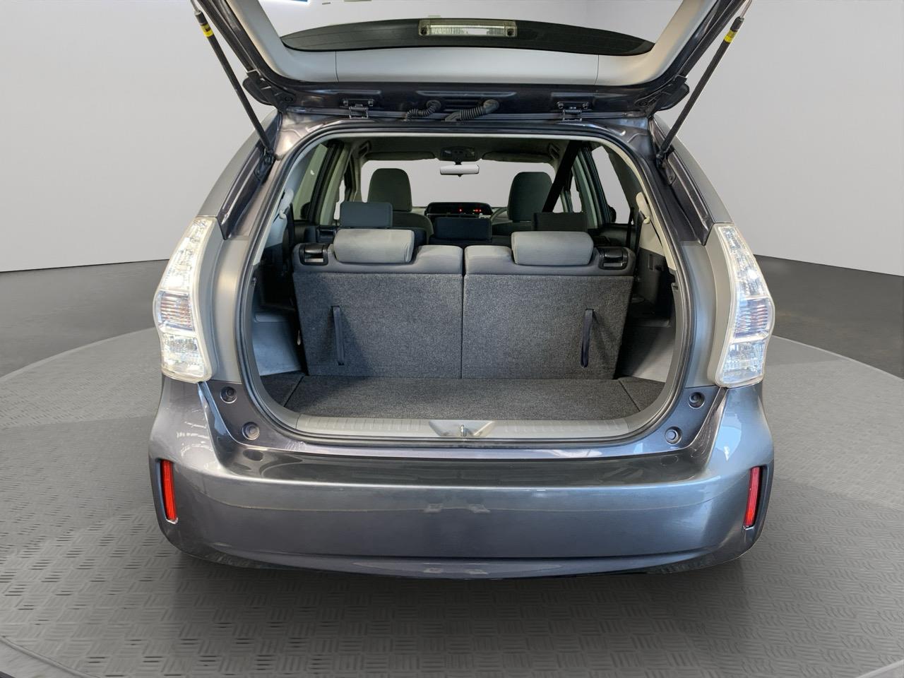 2013 Toyota Prius Alpha S 7 Seaters People Mover REVESING CAMERA + PUSH SRART + AUTO LIGHTS