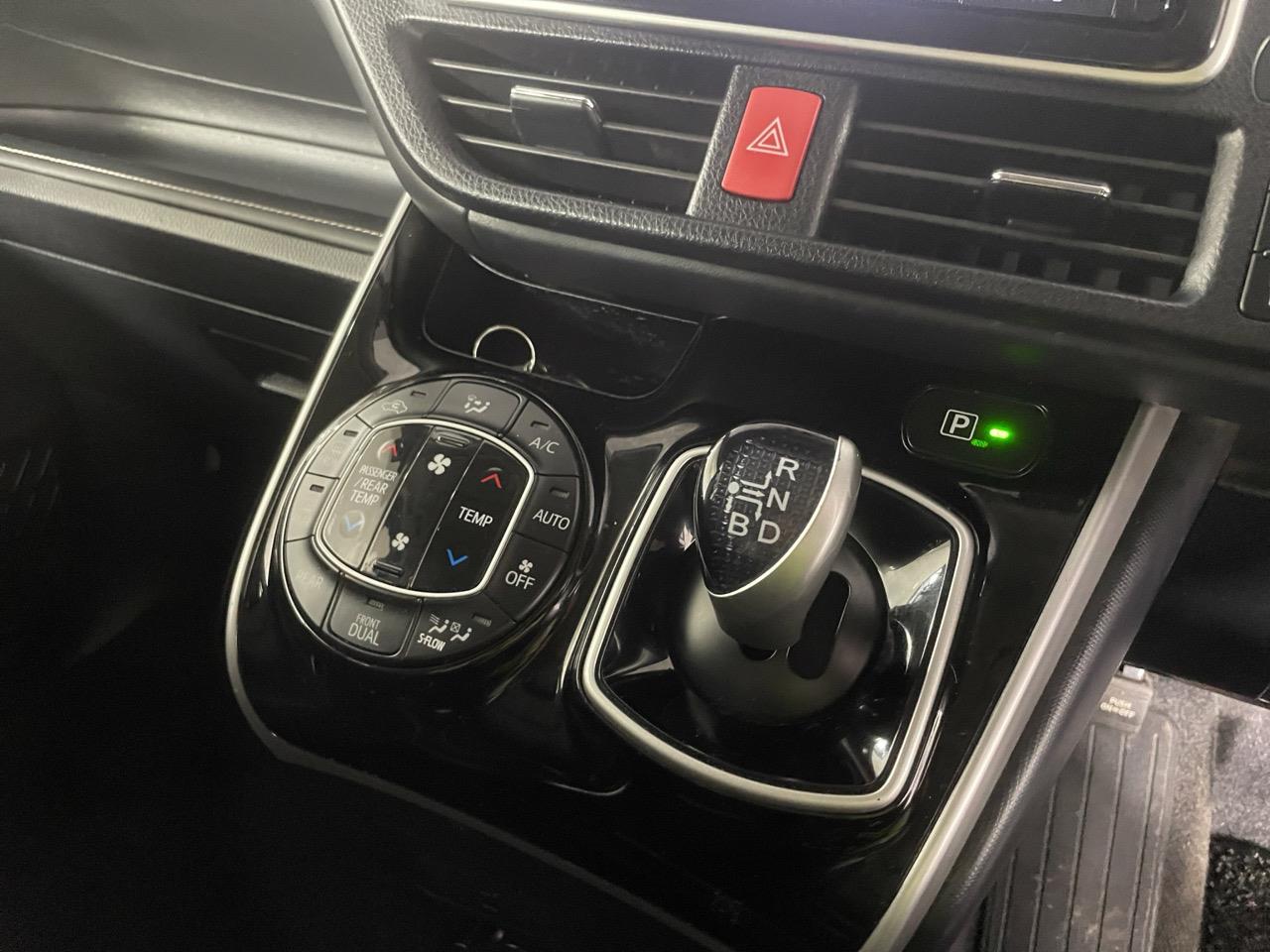 2014 Toyota Esquire Hybrid G People Mover REVERSING CAMERA + ELECTRIC SLIDING DOORS