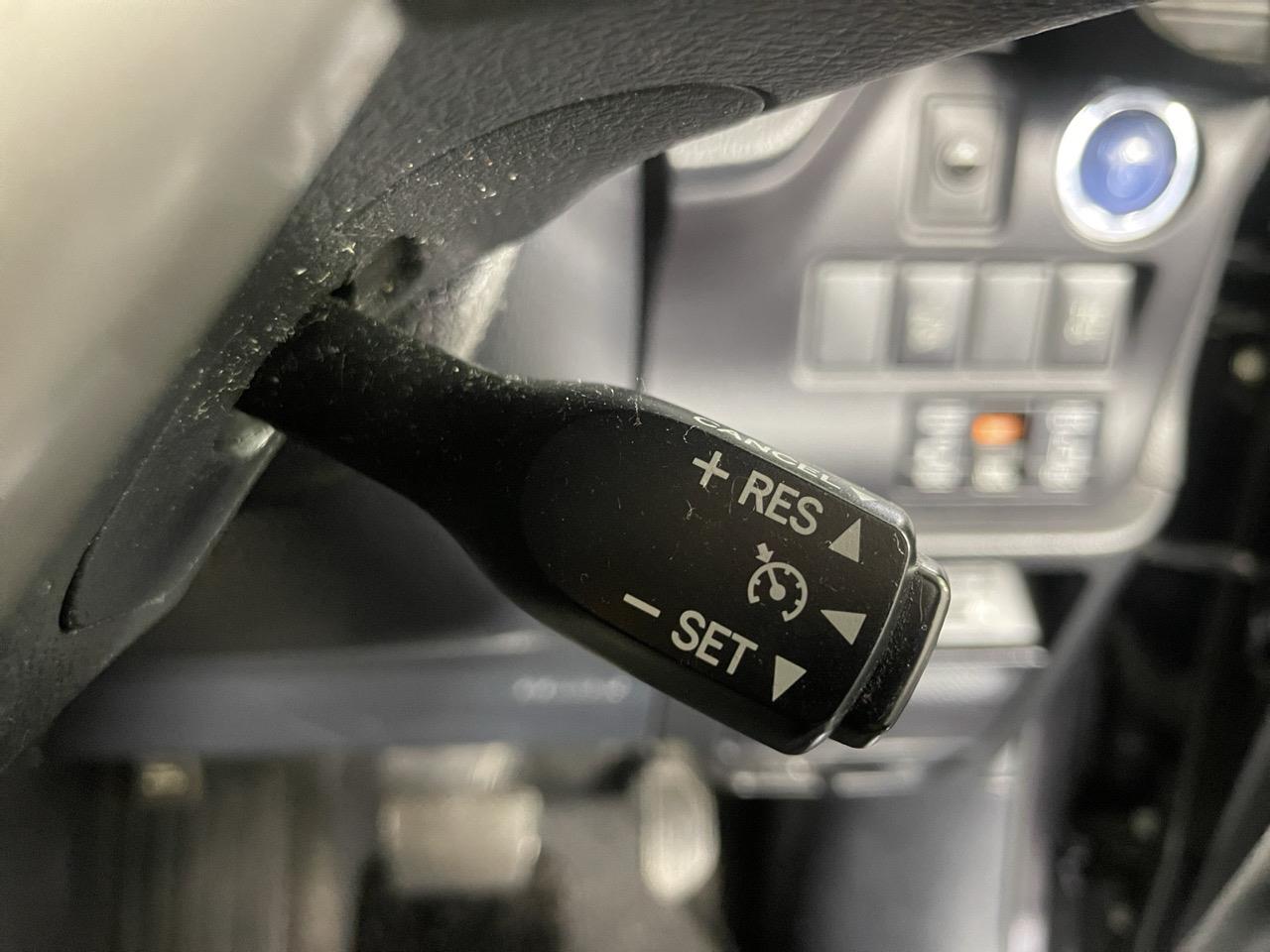 2014 Toyota Esquire Hybrid G People Mover REVERSING CAMERA + ELECTRIC SLIDING DOORS